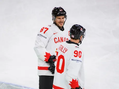 Sidney Crosby (vľavo) a Ryan O'Reilly pred zápasom Slovensko - Kanada v skupine A na MS v hokeji 2025.