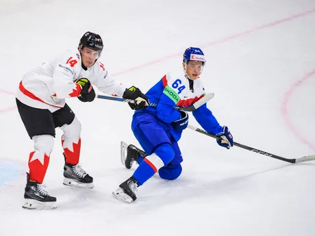 Bo Horvat (vľavo) a Patrik Koch v zápase Slovensko - Kanada v skupine A na MS v hokeji 2025.