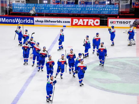 Sklamaní slovenskí hokejisti po zápase Slovensko - Kanada v skupine A na MS v hokeji 2025.