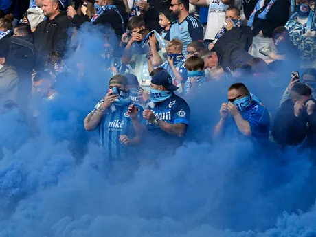 Najvernejší fanúšikovia Slovana sa lúčia s Jurajom Kuckom modrým dymom v záverečnom 10. kole nadstavbovej časti Niké ligy v skupine o titul ŠK Slovan Bratislava - FC Košice. 
