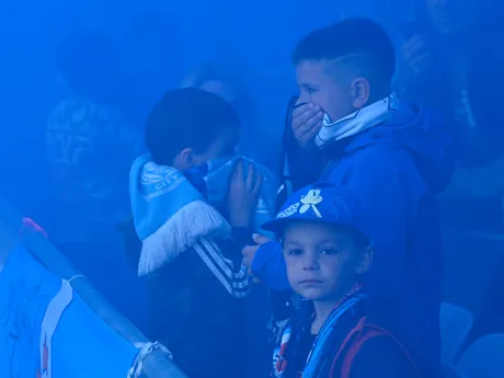Modrý dym zasiahol všetkých divákov počas rozlúčky s Jurajom Kuckom v záverečnom 10. kole nadstavbovej časti Niké ligy v skupine o titul ŠK Slovan Bratislava - FC Košice.