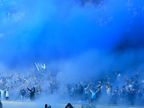 Najvernejší fanúšikovia Slovana sa lúčia s Jurajom Kuckom modrým dymom v záverečnom 10. kole nadstavbovej časti Niké ligy v skupine o titul ŠK Slovan Bratislava - FC Košice.
