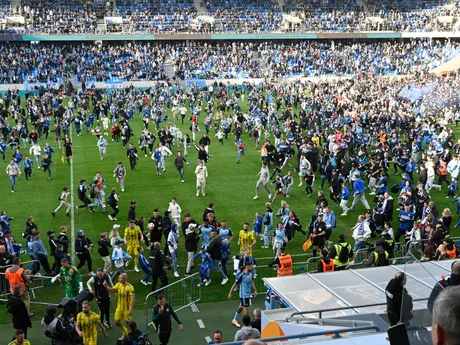 Fanúšikovia na hracej ploche po záverečnom 10. kole nadstavbovej časti Niké ligy v skupine o titul ŠK Slovan Bratislava - FC Košice.