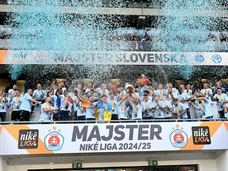 Hráči Slovana Bratislava oslavujú majstrovský titul po záverečnom 10. kole nadstavbovej časti Niké ligy v skupine o titul ŠK Slovan Bratislava - FC Košice.