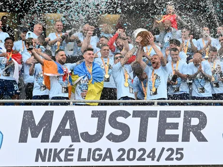 Hráči Slovana Bratislava oslavujú majstrovský titul po záverečnom 10. kole nadstavbovej časti Niké ligy v skupine o titul ŠK Slovan Bratislava - FC Košice.