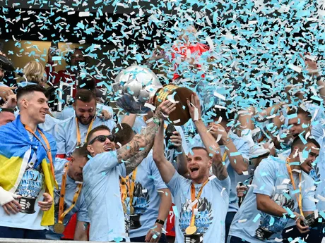 Hráči Slovana Bratislava oslavujú majstrovský titul po záverečnom 10. kole nadstavbovej časti Niké ligy v skupine o titul ŠK Slovan Bratislava - FC Košice.