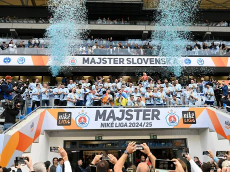 Hráči Slovana Bratislava oslavujú majstrovský titul po záverečnom 10. kole nadstavbovej časti Niké ligy v skupine o titul ŠK Slovan Bratislava - FC Košice.
