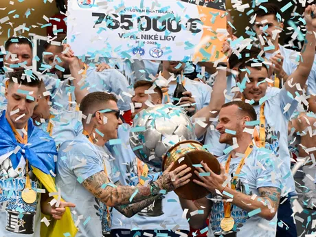 Hráči Slovana Bratislava Juraj Kucka (uprostred) a vpravo Lukáš Paušek oslavujú majstrovský titul po záverečnom 10. kole nadstavbovej časti Niké ligy v skupine o titul ŠK Slovan Bratislava - FC Košice.