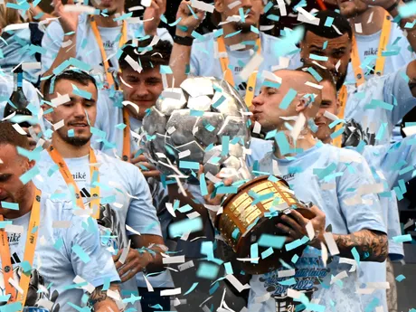 Hráč Slovana Bratislava Vladimír Weiss ml. (vpravo) oslavuje majstrovský titul po záverečnom 10. kole nadstavbovej časti Niké ligy v skupine o titul ŠK Slovan Bratislava - FC Košice.