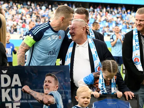Juraj Kucka (Slovan) sa lúči s hráčskou kariérou, uprostred jeho otec Július a vpravo brat pred záverčným 10. kolom nadstavbovej časti Niké ligy v skupine o titul ŠK Slovan Bratislava - FC Košice.