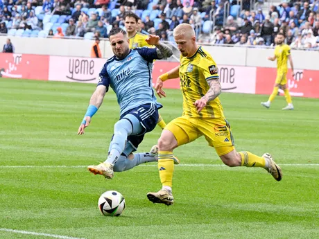 Szilárd Bokros (Košice) a vľavo Tigran Barseghjan (Slovan) v záverečnom 10. kole nadstavbovej časti Niké ligy v skupine o titul.