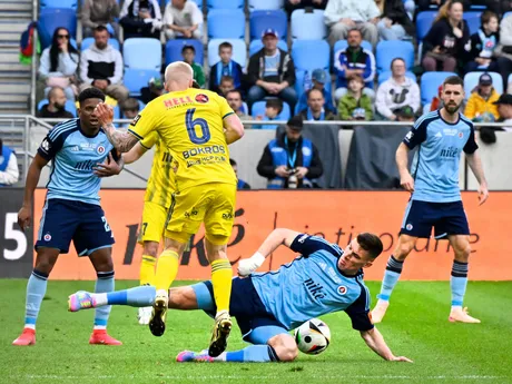 Szilárd Bokros (Košice) a vpravo Danylo Ignatenko (Slovan) v záverečnom 10. kole nadstavbovej časti Niké ligy v skupine o titul. 