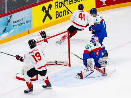 Adam Fantilli, Ryker Evans, brankár Patrik Rybár a Dávid Mudrák po góle v zápase Slovensko - Kanada v skupine A na MS v hokeji 2025.
