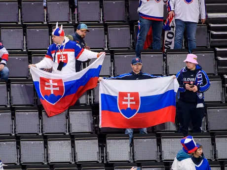 Slovenskí fanúšikovia pred zápasom Slovensko - Lotyšsko v skupine A na MS v hokeji 2025.