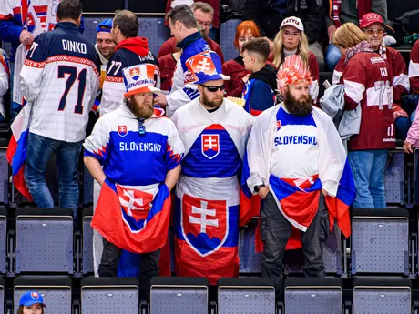 Slovenskí fanúšikovia pred zápasom Slovensko - Lotyšsko v skupine A na MS v hokeji 2025.