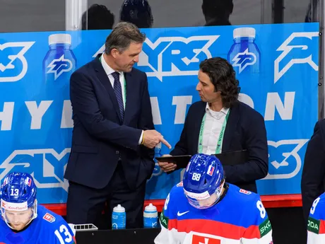 Asustent trénera Róbert Petrovický a Igor Andrejkovič pred zápasom Slovensko - Lotyšsko v skupine A na MS v hokeji 2025.