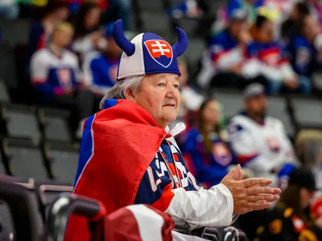 Slovenský fanúšik v zápase Slovensko - Lotyšsko v skupine A na MS v hokeji 2025.