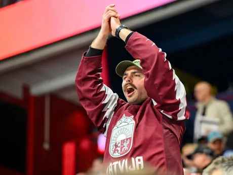 Lotyšský fanúšik počas zápasu Slovensko - Lotyšsko v skupine A na MS v hokeji 2025.