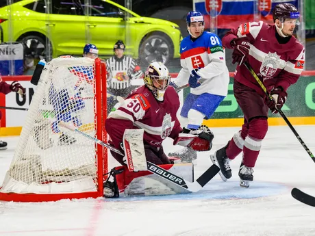 Brankár Kristers Gudlevskis v zápase Slovensko - Lotyšsko v skupine A na MS v hokeji 2025.