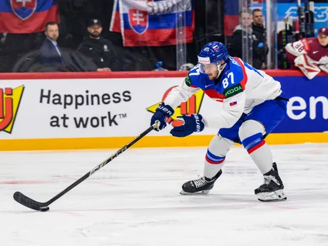 Pavol Regenda v zápase Slovensko - Lotyšsko v skupine A na MS v hokeji 2025.