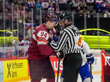 Kristians Rubinš v zápase Slovensko - Lotyšsko v skupine A na MS v hokeji 2025.