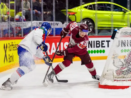 Sebastián Čederle (vľavo) a Rudolfs Balcers v zápase Slovensko - Lotyšsko v skupine A na MS v hokeji 2025.