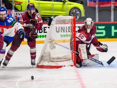 Brankár Kristers Gudlevskis v zápase Slovensko - Lotyšsko v skupine A na MS v hokeji 2025.