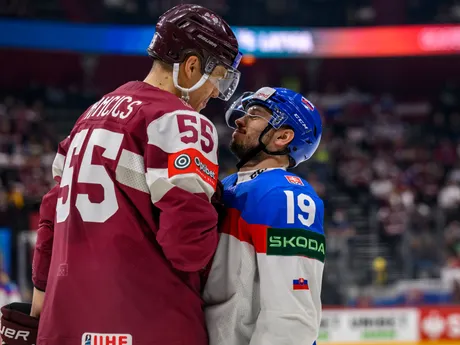 Roberts Mamčics a Patrik Hrehorčák v zápase Slovensko - Lotyšsko v skupine A na MS v hokeji 2025.