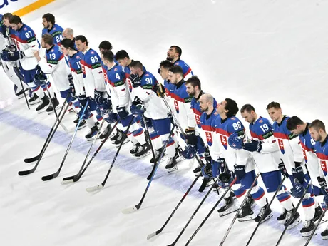 Slovenskí hokejisti po prehre v zápase Slovensko - Fínsko v skupine A na MS v hokeji 2025.