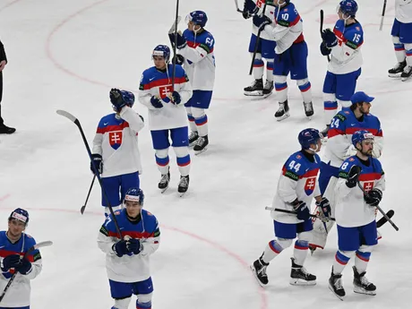 Slovenskí hokejisti po prehre v zápase Slovensko - Fínsko v skupine A na MS v hokeji 2025.