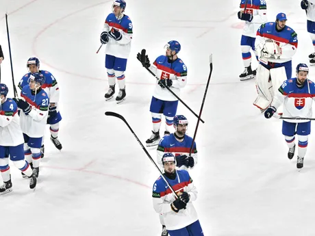 Slovenskí hokejisti po prehre v zápase Slovensko - Fínsko v skupine A na MS v hokeji 2025.