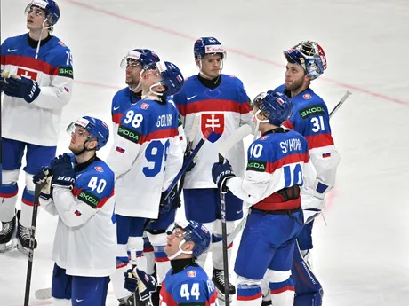 Slovenskí hokejisti po prehre v zápase Slovensko - Fínsko v skupine A na MS v hokeji 2025.