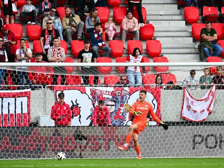 Na snímke brankár Matúš Slavíček (Trenčín) počas 2. zápasu v baráži o Niké ligu AS Trenčín - FC ViOn Zlaté Moravce.