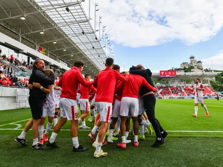 Na snímke hráči Trenčína a realizačný tím sa tešia po góle počas 2. zápasu v baráži o Niké ligu AS Trenčín - FC ViOn Zlaté Moravce.