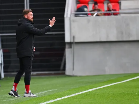 Na snímke hlavný tréner FC ViOn Zlaté Moravce Roman Hudec počas 2. zápasu v baráži o Niké ligu AS Trenčín - FC ViOn Zlaté Moravce.