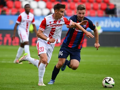 Na snímke vľavo Artur Gajdoš (Trenčín) a vpravo Denis Duga (Zlaté Moravce) počas 2. zápasu v baráži o Niké ligu AS Trenčín - FC ViOn Zlaté Moravce.