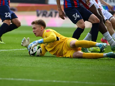 Na snímke brankár Gregor Tóth (Zlaté Moravce) počas 2. zápasu v baráži o Niké ligu AS Trenčín - FC ViOn Zlaté Moravce.