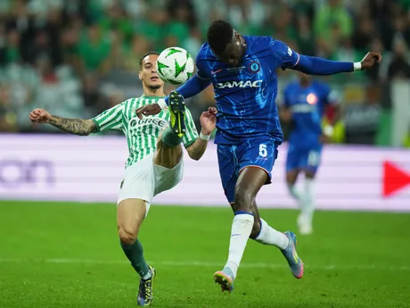 sprava Benoit Badiashile a Antony vo finále Konferenčnej ligy Real Betis - Chelsea