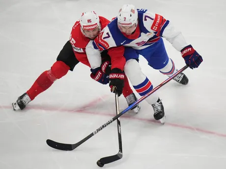 Švajčiar Sven Andrighetto a Američan Michael Kesselring v zápase finále Švajčiarsko - USA na MS v hokeji 2025.