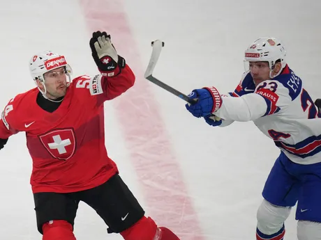 Američan Mikey Eyssimont a Švajčiar Christian Marti v zápase finále Švajčiarsko - USA na MS v hokeji 2025.
