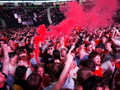 Fanúšikovia Manchestru United pred zápasom Tottenham Hotspur - Manchester United vo finále Európskej ligy 2024/2025.