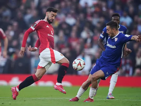 Andoni Gorosabel (vpravo) a Bruno Fernandes počas odvety semifinále Európskej ligy: Manchester United - Athletic Bilbao.