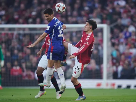 Manuel Ugarte (vpravo) a Inigo Ruiz de Galarreta počas odvety semifinále Európskej ligy: Manchester United - Athletic Bilbao.