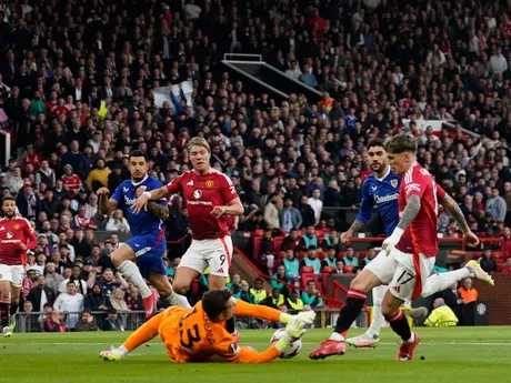 Brankár Bilbaa Julen Agirrezabala chytá loptu počas odvety semifinále Európskej ligy: Manchester United - Athletic Bilbao.