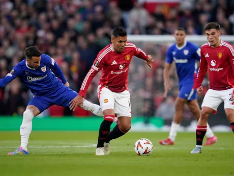 Casemiro (v strede) počas odvety semifinále Európskej ligy: Manchester United - Athletic Bilbao.