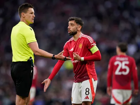 Bruno Fernandes v debate s rozhodcom počas odvety semifinále Európskej ligy: Manchester United - Athletic Bilbao.