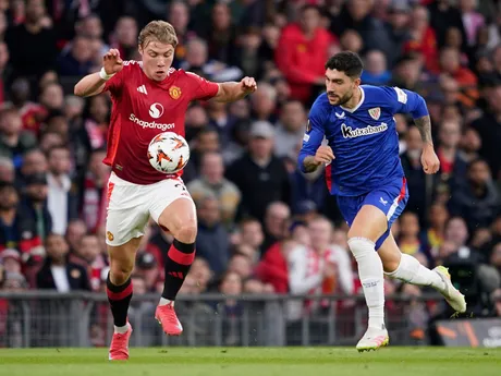 Rasmus Hojlund (vľavo) a Unai Nunez počas odvety semifinále Európskej ligy: Manchester United - Athletic Bilbao.