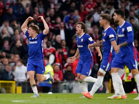 Mikel Jauregizar (vľavo) oslavuje so spoluhráčmi gól počas odvety semifinále Európskej ligy: Manchester United - Athletic Bilbao.