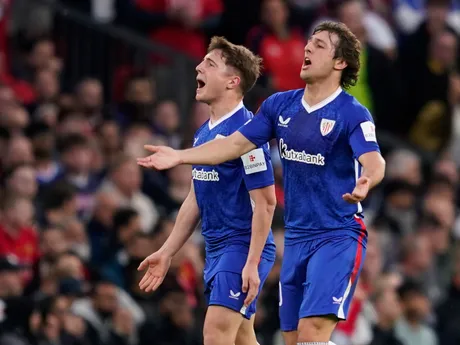 Mikel Jauregizar (vľavo) oslavuje gól počas odvety semifinále Európskej ligy: Manchester United - Athletic Bilbao.