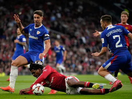 Patrick Dorgu (dole) počas odvety semifinále Európskej ligy: Manchester United - Athletic Bilbao.